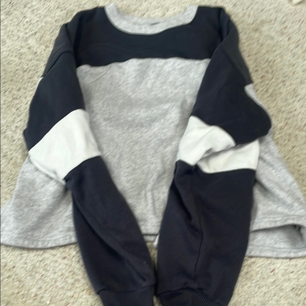 Colorblock Sweatshirt in Gray and Black